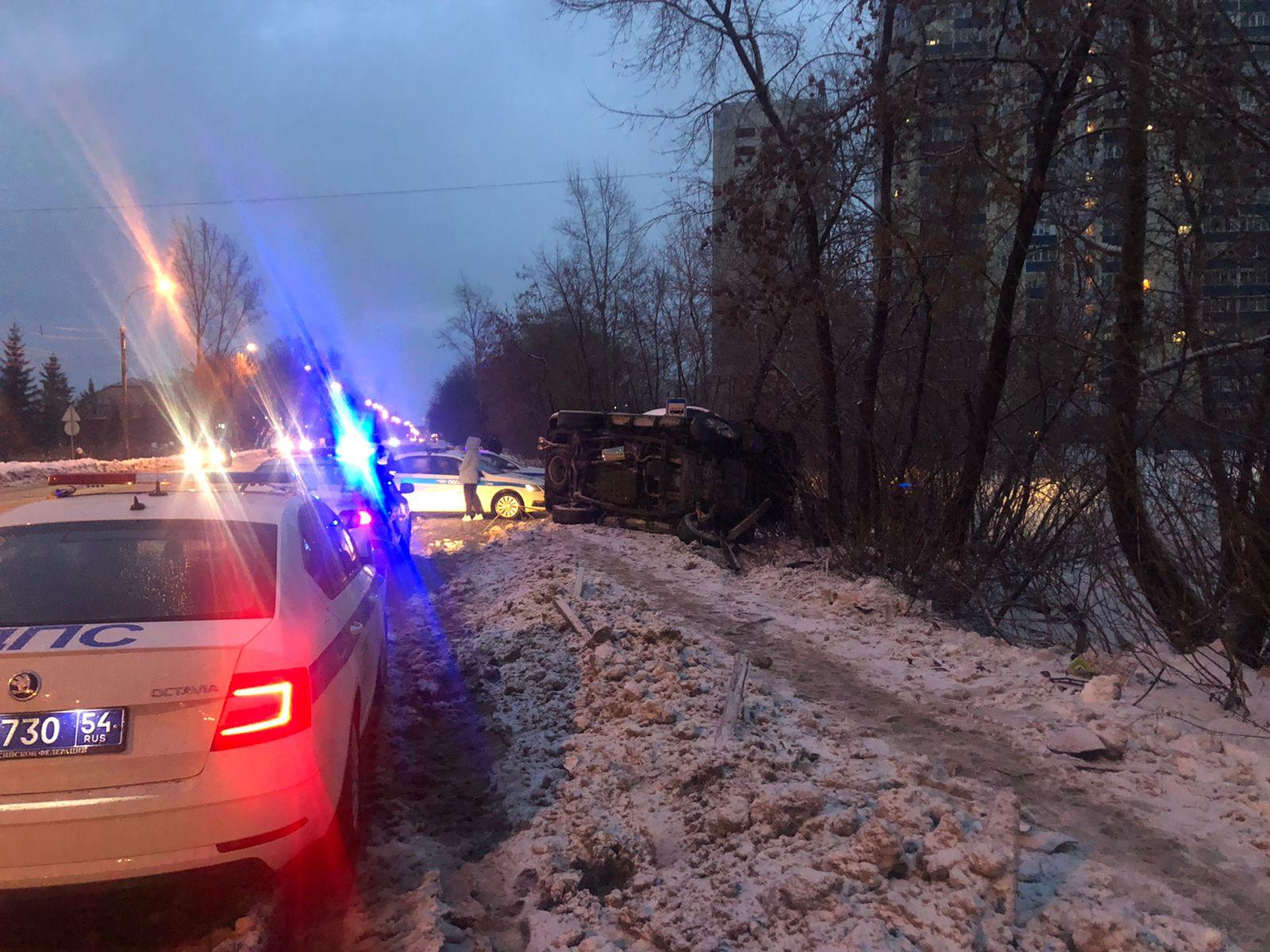 Фото В Новосибирске пьяный водитель Lexus насмерть сбил женщину на остановке 2